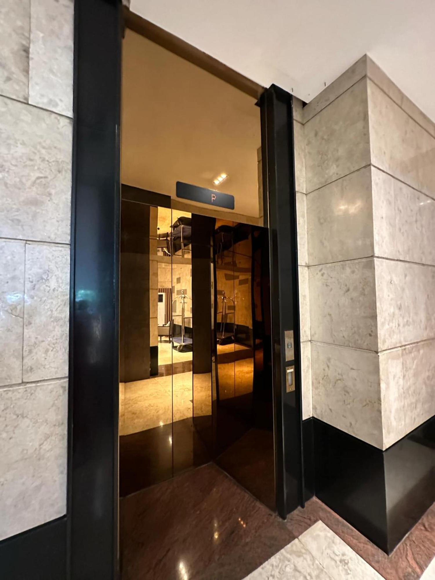 One Bedroom With Balcony By Christine Suites Ph In Greenbelt Radisson Makati City Exterior photo