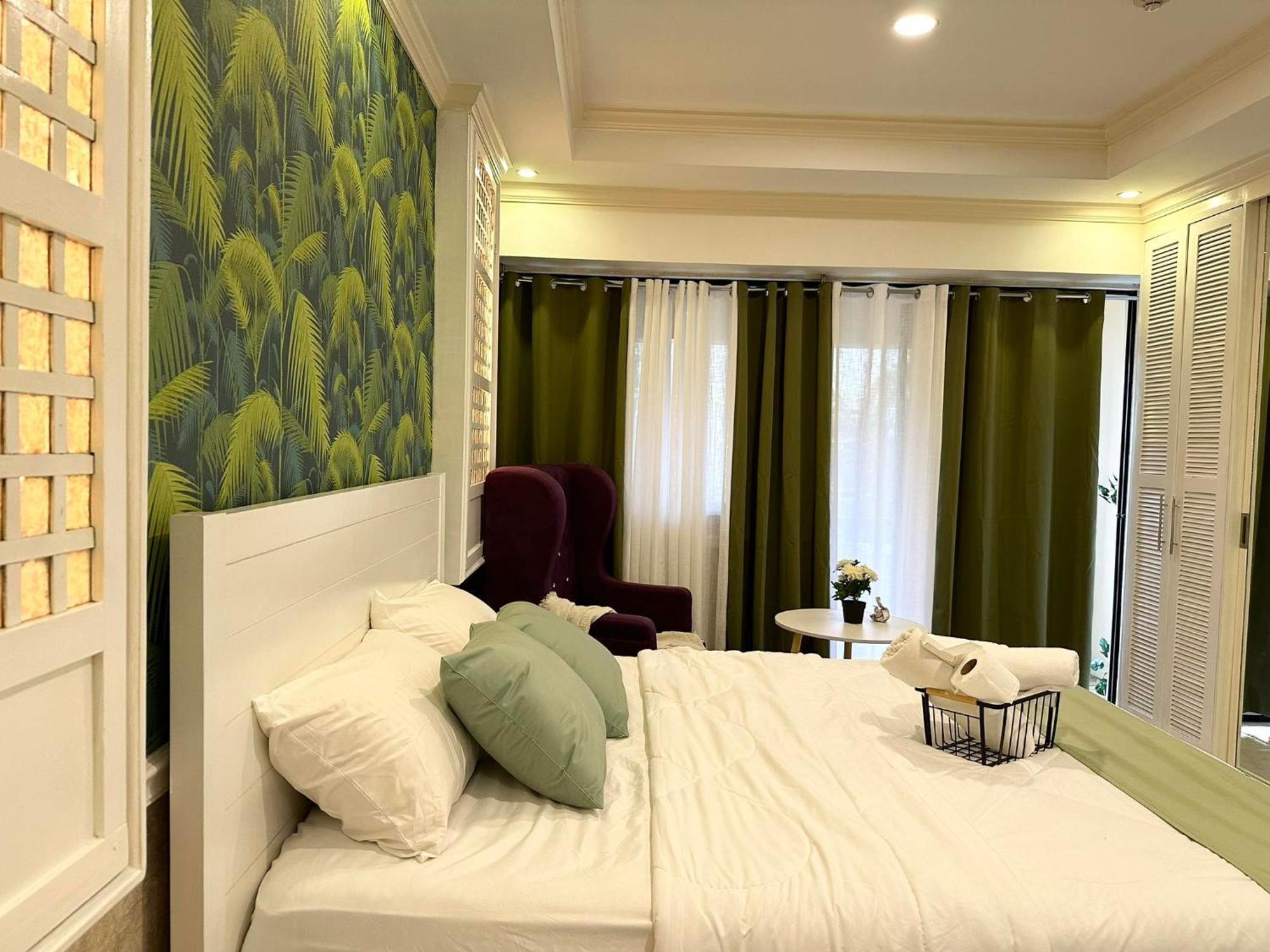 One Bedroom With Balcony By Christine Suites Ph In Greenbelt Radisson Makati City Exterior photo