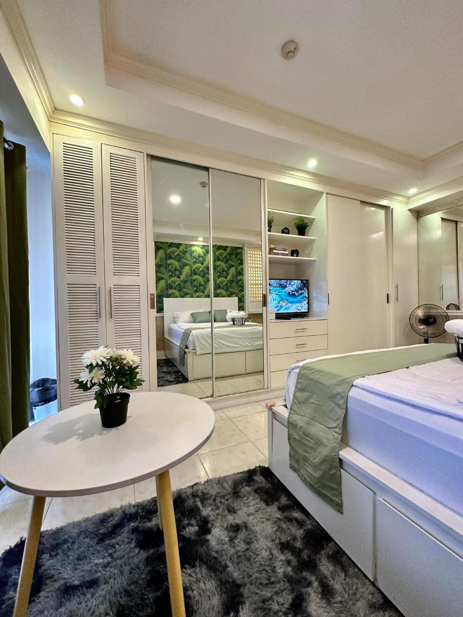 One Bedroom With Balcony By Christine Suites Ph In Greenbelt Radisson Makati City Exterior photo