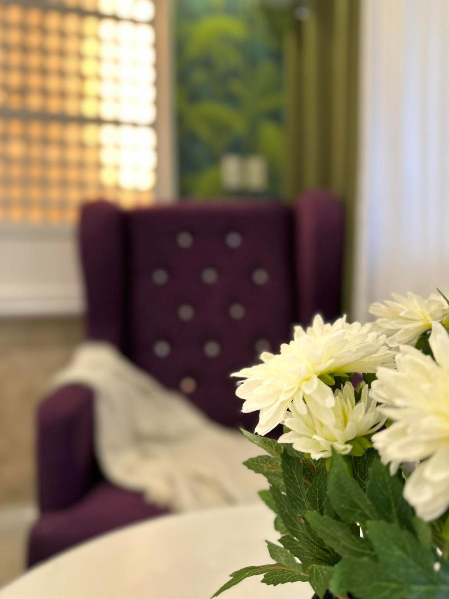 One Bedroom With Balcony By Christine Suites Ph In Greenbelt Radisson Makati City Exterior photo