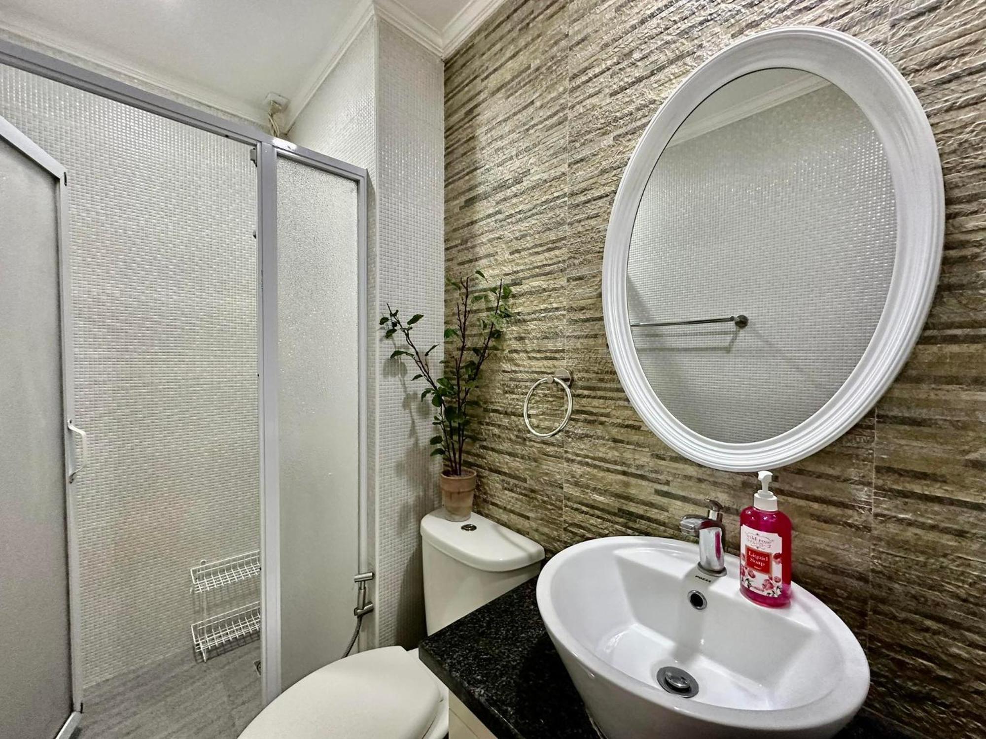 One Bedroom With Balcony By Christine Suites Ph In Greenbelt Radisson Makati City Exterior photo