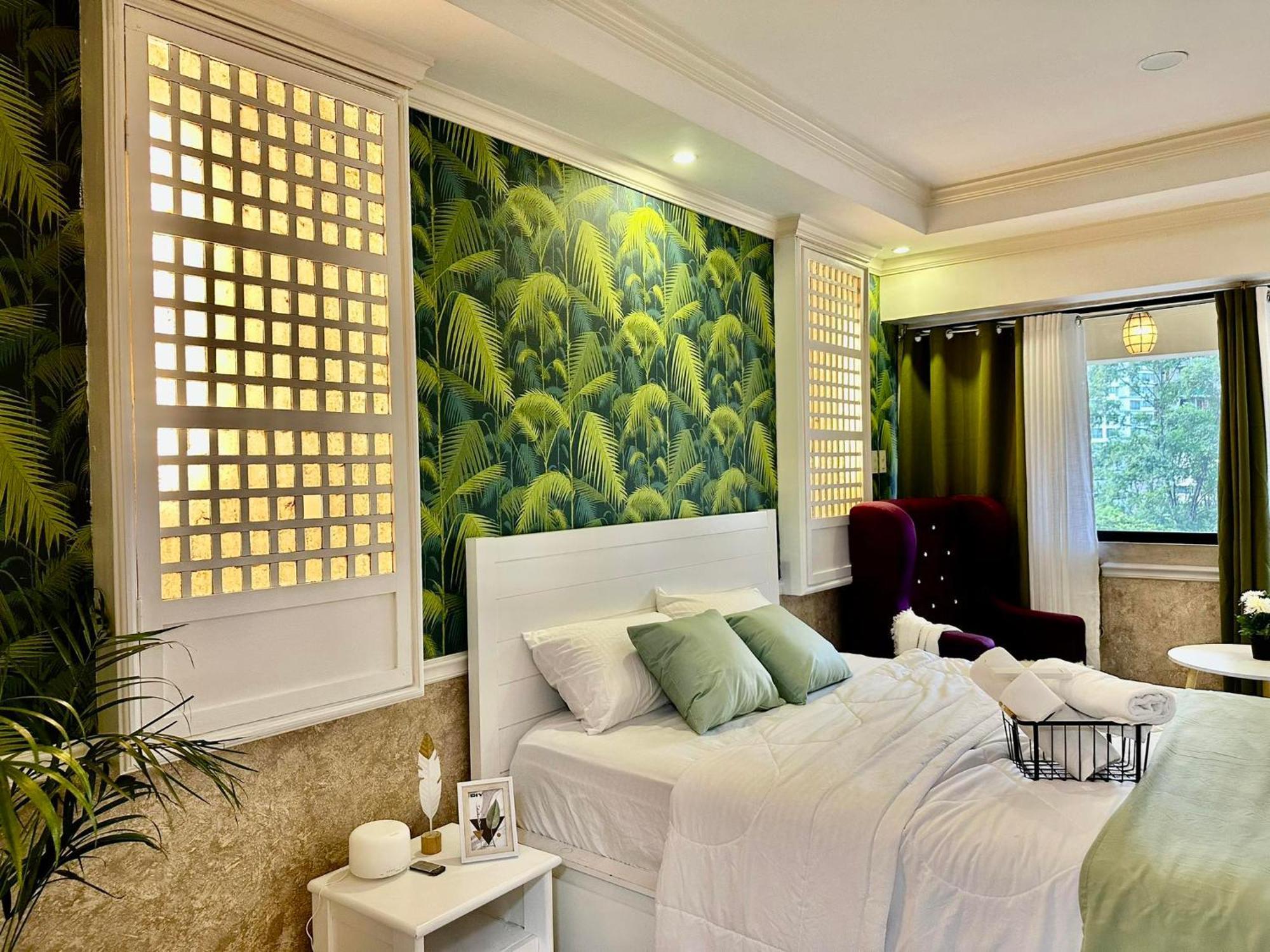 One Bedroom With Balcony By Christine Suites Ph In Greenbelt Radisson Makati City Exterior photo